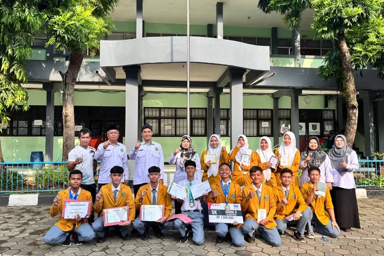 Siswa MAN 1 Bogor saat menunjukan piagam hingga penghargaan yang berhasil diraih (ANDIKA EKA/RADAR DEPOK)