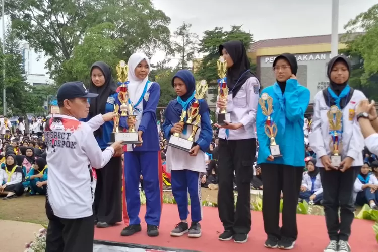 Pembagian hadiah yang diberikan kepada siswa SMPN 34 Depok yang berhasil Juara 2 Lomba Pertolongan Pertama Tingkat Madya, di DOS, Balaikota Depok.  (ANDIKA EKA/RADAR DEPOK)