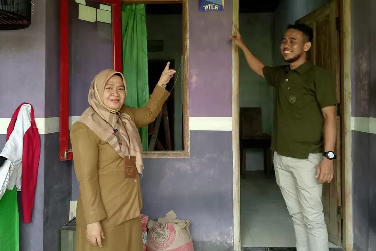 Kasi Ekbang Kelurahan Sawangan, Kecamatan Sawangan, Lisnamawati (berbaju Coklat Khaki sebelah kiri) saat meninjau salah satu rumah yang mendapat bantuan perbaikan RTLH, Rabu (24/9). (RISKY DWI LESTARI/RADAR DEPOK)