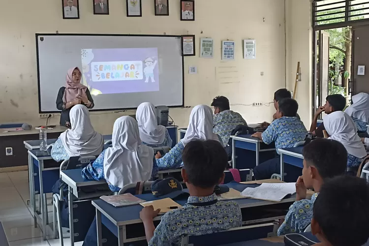 Aprelia Meganur Sanjaya Putri saat sedang mensosialiasikan Aplikasi Sundigital. (ANDIKA EKA/RADAR DEPOK)