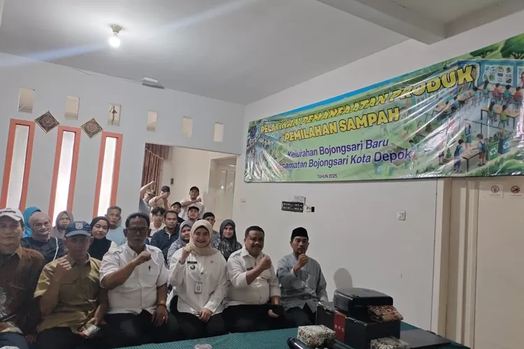 Pelatihan Pemanfaatan produk pemilahan sampah di kantor sementara Kelurahan Bojongsari Baru, Kecamatan Bojongsari, Rabu (24/9). (RISKY DWI LESTARI/RADAR DEPOK)