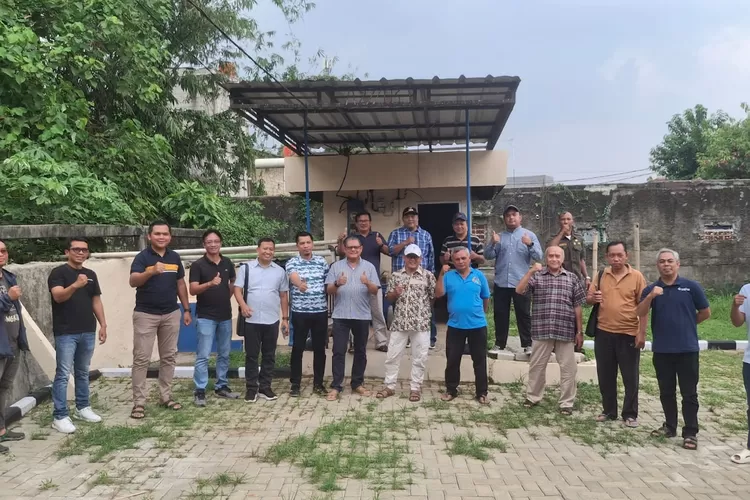 Suasana saat Pengurus lingkungan bersama Anggota DPRD Kota Depok, Kabid SDA Dinas PUPR Kota Depok saat membahas dan meninjau permasalahan banjir di Perumahan Jatijajar Blok A RW 10 Kelurahan Jatijajar, Kecamatan Tapos, Depok, Sabtu (20/9) (ist)
