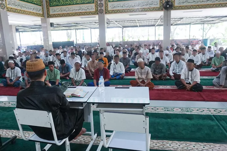 Lapas Cibinong kembali menyelenggarakan kegiatan Tausiyah Agama Islam yang diikuti oleh warga binaan sebagai bagian dari program pembinaan kerohanian. (Lapas Cibinong)