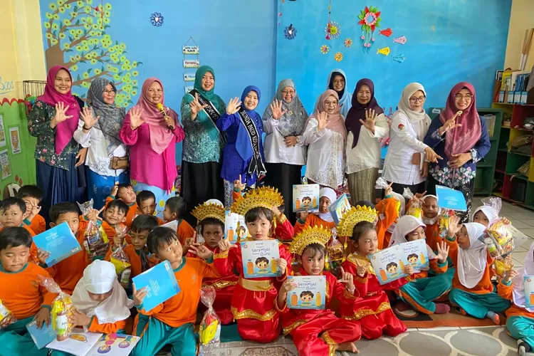 Bunda Paud Kota Depok, Siti Barkah Hasanah (baju biru) didampingi Kadisdik Kota Depok Siti Chaerijah Aurijah saat foto bersama dengan anak Paud Miftahul Anwar dan TK Cikal Ceria. (ANDIKA EKA/RADAR DEPOK )