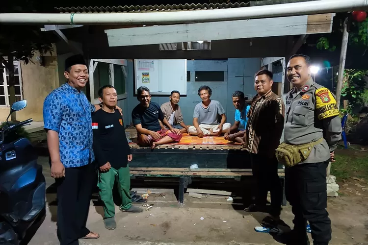 Lurah Curug, Ahmad Sofyan (memakai baju biru) saat memonitoring Siskamling di RW7, Kelurahan Curug, Kecamatan Bojongsari, Kota Depok, Rabu (25/9). (RISKY DWI LESTARI/RADAR DEPOK)