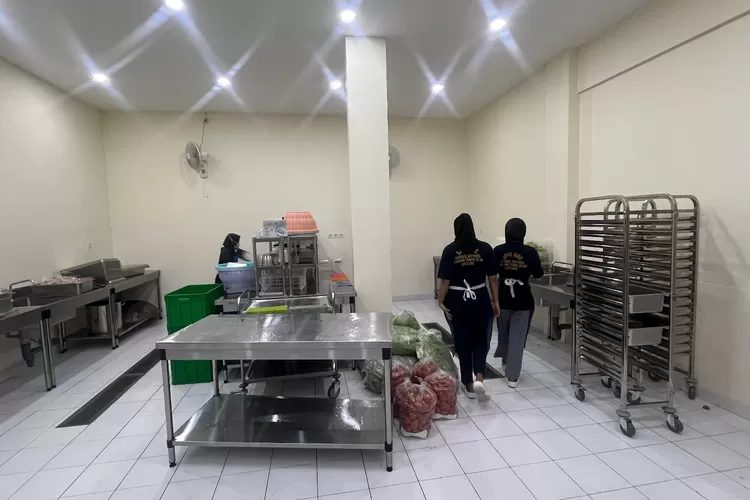 Dapur Makanan Bergizi Gratis (MBG) melalui Satuan Pelayanan Pemenuhan Gizi (SPPG) Kecamatan Pancoranmas, Kota Depok, Kamis (25/9).  (RISKY DWI LESTARI/RADAR DEPOK)