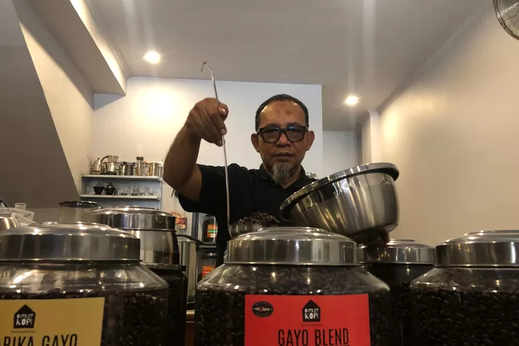 Owner Outlet Kopi Rumahnya Kopi Gayo, Fadlan Ramdan saat menunjukan kualitas kopi gayo miliknya di outlet kopinya yang berlokasi di Jalan Boulevard GDC, Ruko Anggrek 1 Blok D/46, Kota Depok. (ARNET KELMANUTU/RADAR DEPOK)