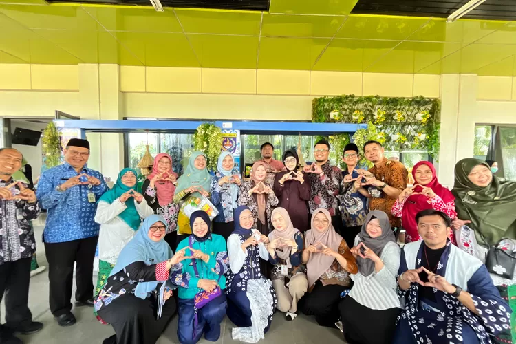 Foto bersama stakholder usai meresmikan Toko Oleh-Oleh Dekranasda Depok Maju cabang RSUD Anugerah Sehat Afiat (ASA) Kota Depok.&nbsp; (ANDIKA EKA/RADAR DEPOK)