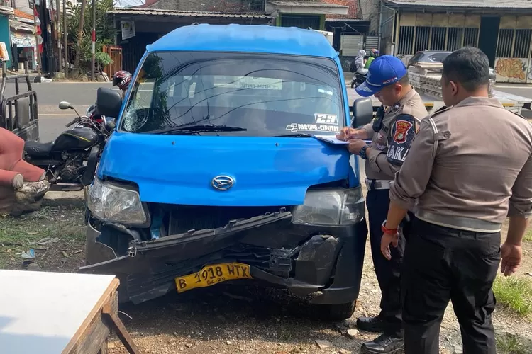 LAKALANTAS : Sebuah angkot yang ringsek keluar di jalur seberang Jalan Raya Parung menabrak motor Mio dan mobil Avanza, Sabtu (27/9). (ISTIMEWA)