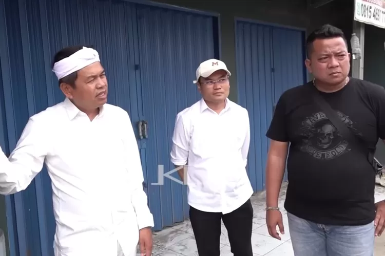 Gubernur Jawa Barat, Dedi Mulyadi memantau jalan untuk dibangun drainase (Tangkapan layar Youtube KANG DEDI MULYADI CHANNEL)