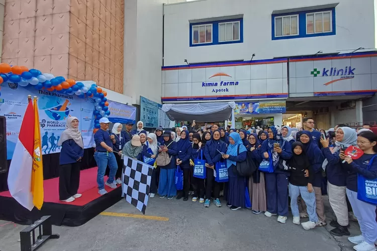 Walikota Depok, Supian Suri lepas jalan sehat PC IAI Kota Depok dalam rangka World Pharmacists Day 2025, di Apotek Kimia Farma, Jalan Margonda, Kecamatan Kemiri Muka, Kecamatan Beji. (ANDIKA EKA/RADAR DEPOK)