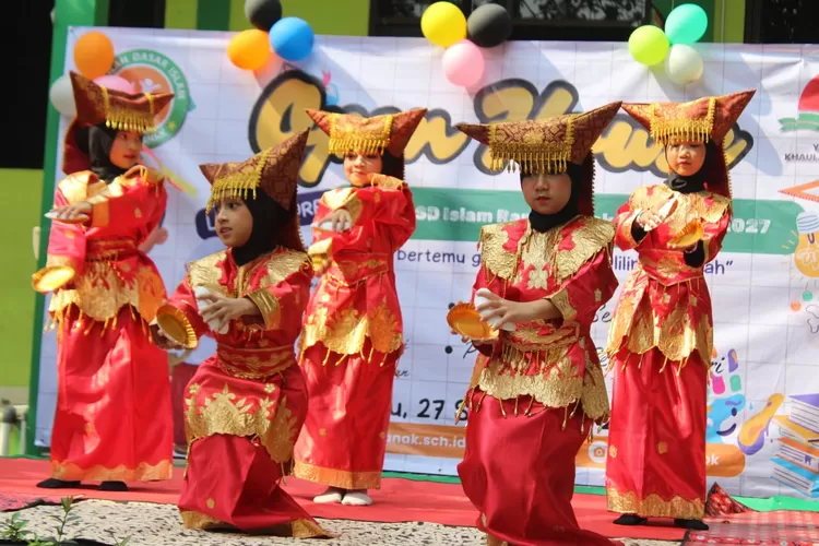 Siswi SD Islam Ramah Anak sedang menampilkan tarian daerah dalam acara&nbsp;Open House tahun ajaran 2026/2027.&nbsp; (ANDIKA EKA/RADAR DEPOK)