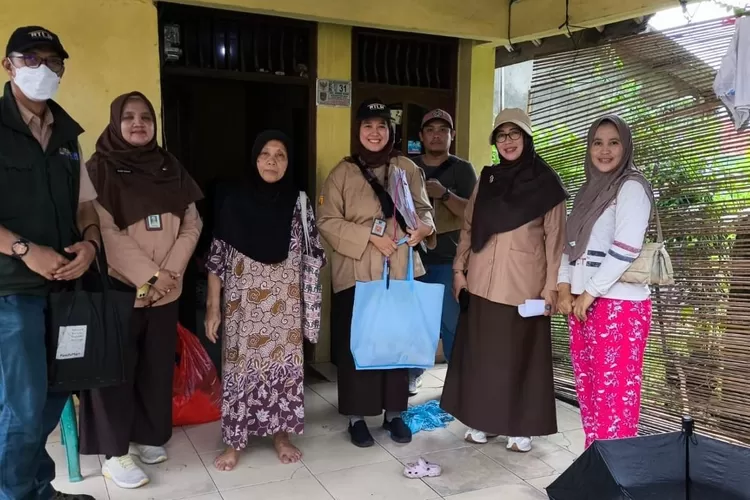 Aparatur Kelurahan Kemiri Muka, Kecamatan Beji Kota Depok, saat memonitoring rehabilitasi pembangunan RLTH di RW6, Kelurahan Kemirimuka, Kecamatan Beji, Senin (29/9). (RISKY DWI LESTARI/RADAR DEPOK)