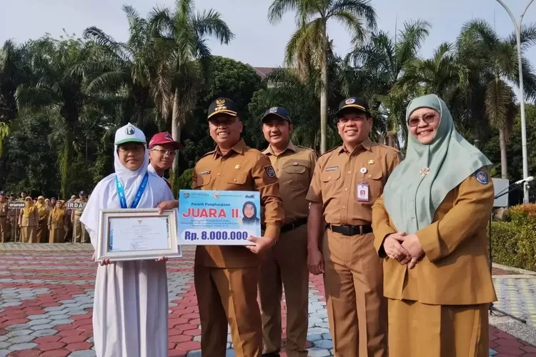 Walikota Depok, Supian Suri memberikan hadiah kepada salah satu pelajar yang berprestasi dalam berbagai bidang bergengsi di tingkat Provinsi Jawa Barat dan Nasional.  (ISTIMEWA)