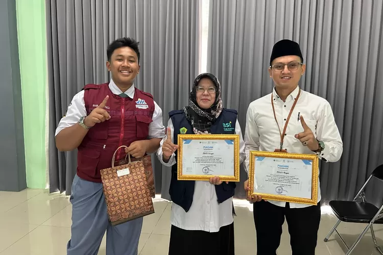 Pemberian penghargaan terhadap Tim Humas MAN 1 Bogor, di aulanya yang terletak di Jalan Kayu Manis No30 RT4/5 Kelurahan Cirimekar Kecamatan Cibinong, Kabupaten Bogor. (ANDIKA EKA/RADAR DEPOK)