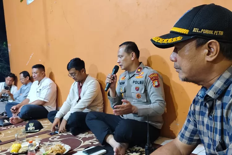 Sosialisasi Kamtibmas di RW16, Kelurahan Pondok Petir, Kecamatan Bojongsari, Kota Depok, Selasa (23/9). (RISKY DWI LESTARI/RADAR DEPOK)