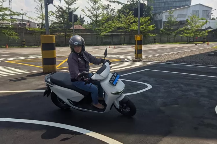 Cara menikung sepeda motor dengan benar dan aman agar lebih nyaman