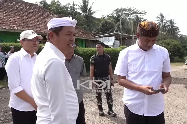Gubernur Jawa Barat, Dedi Muyadi mengecek jalan jembatan di Purwakarta yang bermasalah (Tangkapan layar Youtube KANG DEDI MULYADI CHANNEL)