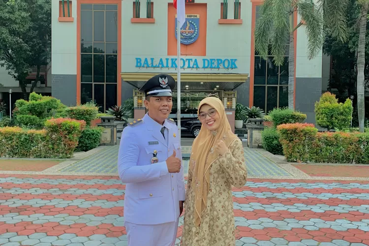 Lurah Curug, Kecamatan Bojongsari, Ahmad Sofyan bersama Ketua TP PKK Kelurahan Curug, Lian usai pelantikan menjadi Lurah di depan gedung Balaikota Depok, (15/9).  (RISKY DWI LESTARI/RADAR DEPOK)