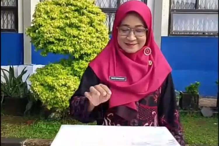 Kepala SMPN 25 Depok, Murtiningrum mengikuti pemilihan ketua osis periode 2025-2026. (DOKUMEN SEKOLAH)