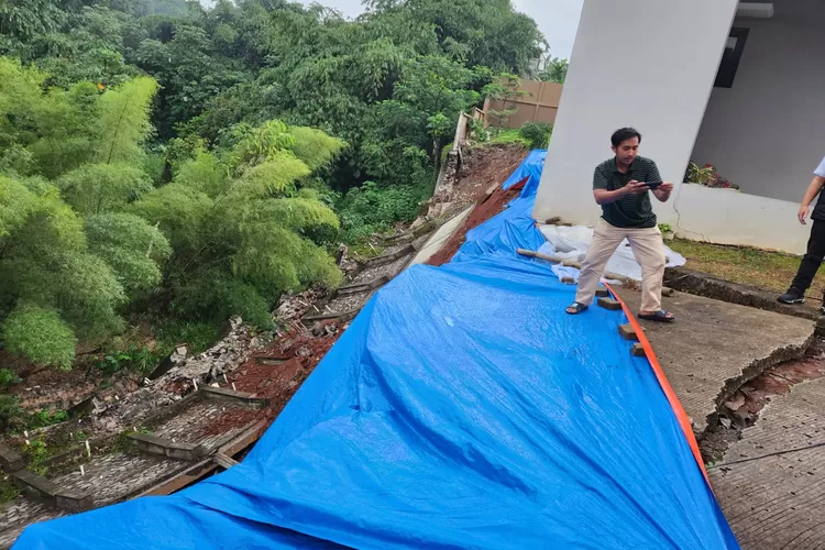 Turap longsor di wilayah Perumahan Le Mirage RT2/7 Kelurahan Cinangka Kecamatan Sawangan, Kota Depok, Senin (30/9).  (RISKY DWI LESTARI/RADARDEPOK)