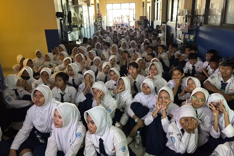 Ratusan siswa SMPN 29 Depok nobar film G30SPKI.&nbsp; (ANDIKA EKA/RADAR DEPOK)
