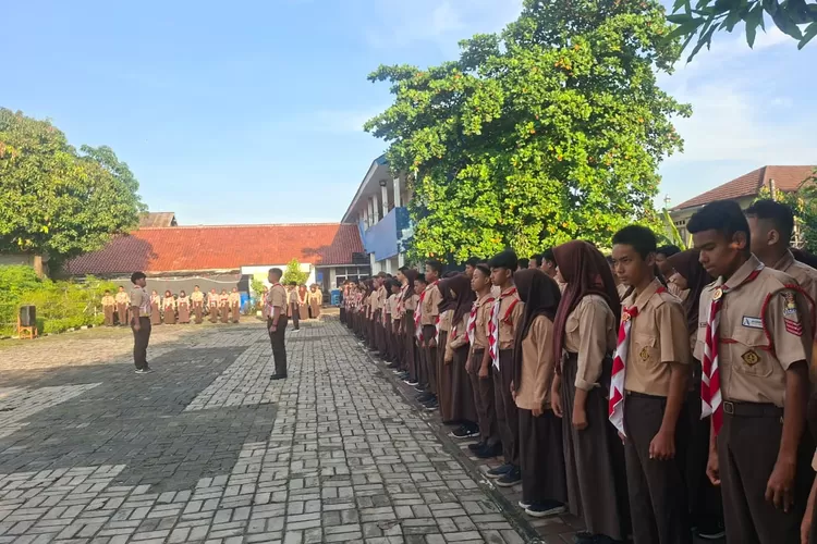 Pelaksanaan upacara Hari Kesaktian Pancasila di halaman SMPN 22 Depok yang terletak di Jalan Bima Raya, Kelurahan Mekarjaya, Kecamatan Sukmajaya. (ANDIKA EKA/RADAR DEPOK)