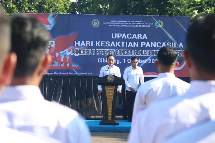 Lapas Cibinong melaksanakan upacara dalam rangka memperingati Hari Kesaktian Pancasila. Kegiatan ini berlangsung khidmat di lapangan upacara Lapas Cibinong dan dihadiri oleh seluruh jajaran petugas, Rabu (1/10). (Lapas Cibinong)