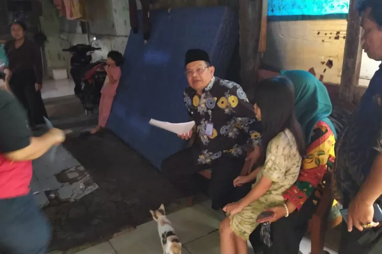 Lurah Cimpaeun, Mujahidin saat melakukan asesmen ke warga di RT1/19, Kelurahan Cimpaeun, Kecamatan Tapos, Kota Depok, Kamis (2/10). (AGNESYA WIANDA/RADAR DEPOK)