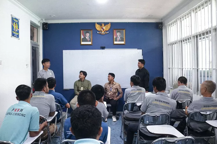 Sebanyak 11 warga binaan aktif mengikuti program pendidikan kesetaraan melalui Pusat Kegiatan Belajar Masyarakat (PKBM), Kamis (2/10). (Lapas Cibinong)