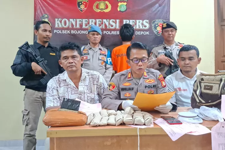 Kapolsek Bojonggede, AKP Abdullah Syafiih (tengah), Kanit Reskrim Polsek Bojonggede, Iptu Ero Budiawan (kiri) saat konferensi pres di Polsek Bojonggede, Kabupaten Bogor, Jumat (3/10). (AGNESYA WIANDA/RADAR DEPOK)