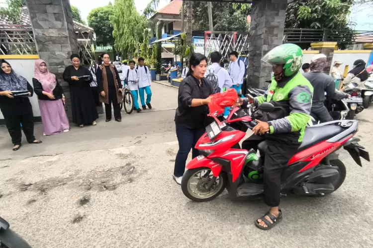 Pelaksanaan kegiatan Jumat Berkah SMPN 2 Depok, yang terletak di Jalan Bangau, Kelurahan Depok Jaya, Kecamatan Pancoranmas. (ANDIKA EKA/RADAR DEPOK)