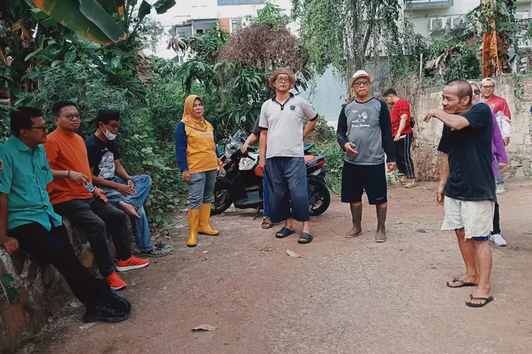 Lurah Kukusan, Kholifah, saat meninjau lingkungan untuk mengatasi banjir di Kelurahan Kukusan, Kecamatan Beji, Kota Depok.  (ALDY RAMA/RADAR DEPOK)