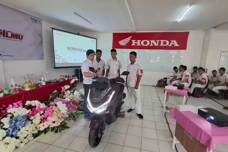 PT Astra Honda Motor (AHM) bersama PT Daya Adicipta Motora (DAM) mendukung SMK Bisnis dan Teknologi Bekasi