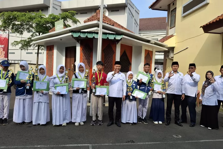 Empat Siswa MTsN Kota Depok yang berhasil meraih prestasi pada Omi Tingkat Kota Depok 2025. (ANDIKA EKA/RADAR DEPOK)
