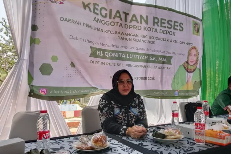 Anggota DPRD Kota Depok dari PPP, Qonita Lutfiyah mengadakan reses di RT4/12, Kelurahan Pengasinan, Kecamatan Sawangan, Minggu (5/10). (GERARD SOEHARLY/RADAR DEPOK)