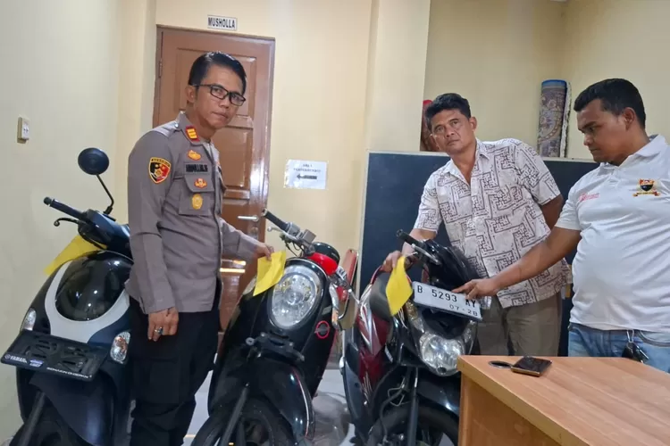 Kapolsek Bojonggede, AKP Abdullah Syafiih (tengah), Kanit Reskrim Polsek Bojonggede, Iptu Ero Budiawan (kiri) saat konfrensi pres di Polsek Bojonggede, Sabtu (4/10).  (AGNESYA WIANDA/RADAR DEPOK)