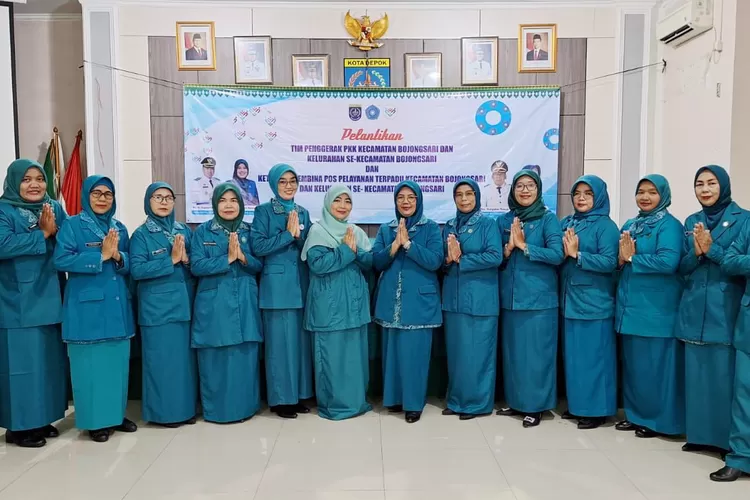 Tim Penggerak PKK Kelurahan Curug, Kecamatan Bojongsari, Kota Depok, saat berfoto bersama di ruang aula PKK, Jumat (3/10). (RISKY DWI LESTARI/RADAR DEPOK)