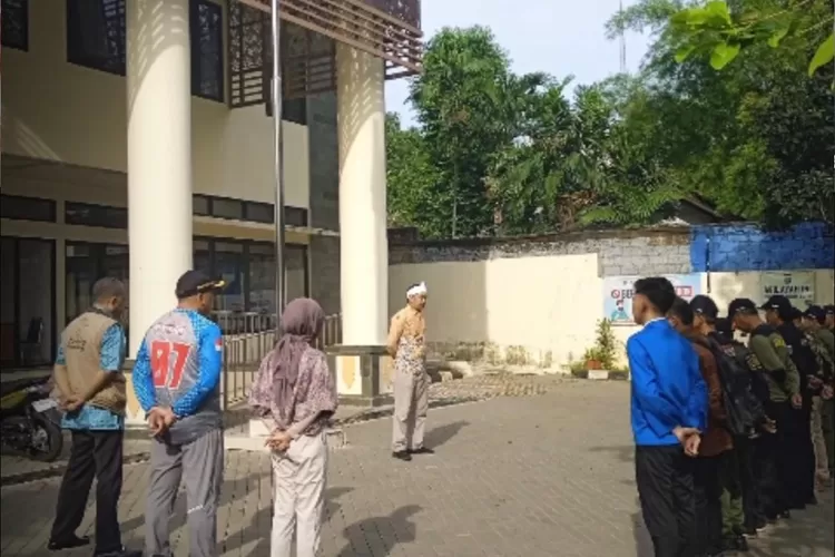 Aparatur Kelurahan Pondok Cina, Kecamatan Beji, Kota Depok sebelum menyambangi gedung yang terdampak angin puting beliung, Jumat (3/10).  (RISKY DWI LESTARI/RADAR DEPOK)