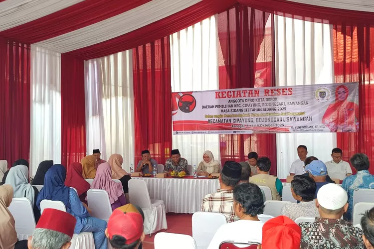 Wakil Ketua DPRD Kota Depok, Yuni Indriany saat reses di Kelurahan Curug, Kecamatan Bojongsari, Minggu (5/10). (AGNESYA WIANDA/RADAR DEPOK)