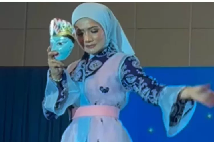 Wakil Ketua DPRD Kota Depok, Yeti Wulandari, tampil anggun dengan batik motif Gong Si Bolong.  (ist)