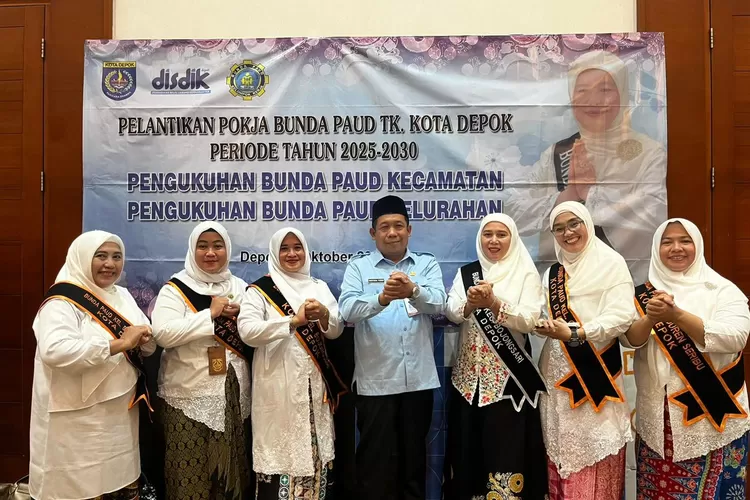 Bunda Paud Kecamatan Bojongsari, Kelurahan Bojongsari Baru, Serua, Bojongsari, Curug, dan Duren Seribu, dan camat Bojongsari, Suryana Yusup saat foto bersama usai pengukuhan Bunda Paud di Balaikota Depok, Selasa (7/10). (RISKY DWI LESTARI/RADAR DEPOK)