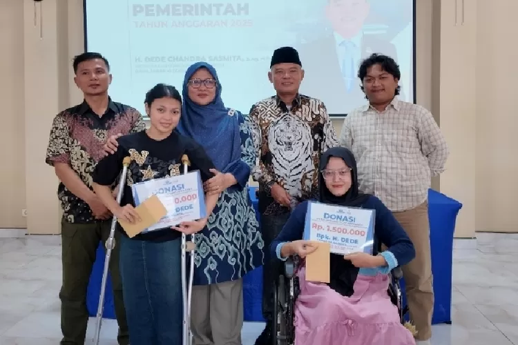 Anggota DPRD Jawa Barat Dede Chandra Sasmita bersama korban kecelakaan truk tambang.