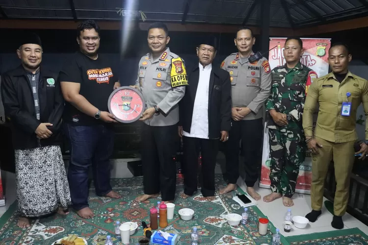 Kegiatan ngopi Kamtibmas bersama Polrestro Depok, Polsek Bojongsari dan mengajak Warga untuk Jaga Kondusivitas di Kedaung, Kecamatan Sawangan, Kota Depok, Sabtu (4/10). (RISKY DWI LESTARI/RADAR DEPOK)