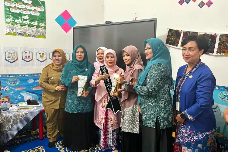 Aparatur Kelurahan Serua, Kecamatan Bojongsari, Kota Depok disambangi Bunda PAUD Kota Depok, Siti Barkah Hasanah (Cing Ikah) di TK IT Bina Adzkia di Jalan Terusan H. Nawi Malik RT3/14, Kelurahan Serua, Kecamatan Bojongsari, Kota Depok, Senin (6/10) pagi. (RISKY DWI LESTARI/RADAR DEPOK)