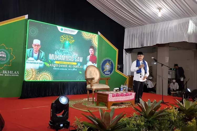 Camat Pancoranmas, Mustakim saat menyambangi langsung Maulid Nabi Muhammad SAW 144H di masjid Al-Ikhlas Parung Bingung Kelurahan Rangkapan Jaya Baru, Kecamatan Pancoranmas, Selasa (30/9). (RISKY DWI LESTARI/RADAR DEPOK)