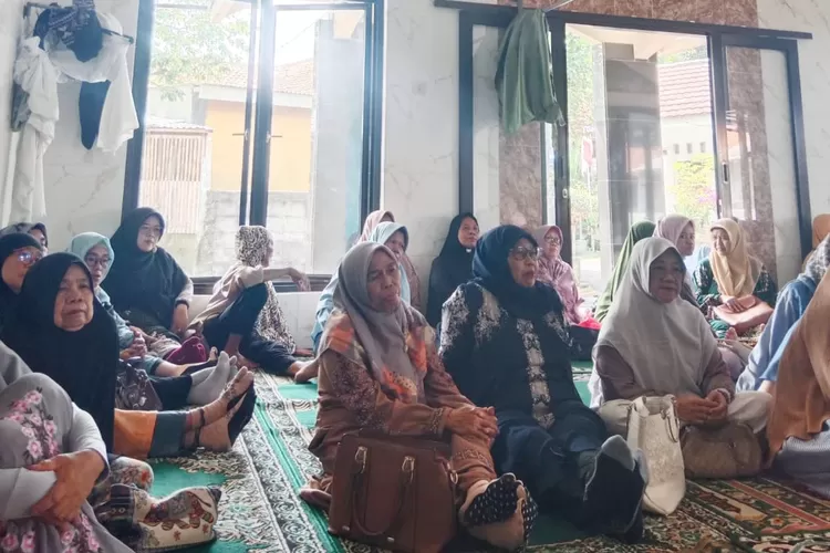 SOSIALISASI : Sejumlah ibu rumah tangga Kelurahan Duren Seribu, Kecamatan Bojongsari, Kota Depok saat mengikuti sosialisasi pemilahan sampah di Musala Nurul Islamiah, RW8, Selasa (7/10). (RISKY DWI LESTARI/RADAR DEPOK)