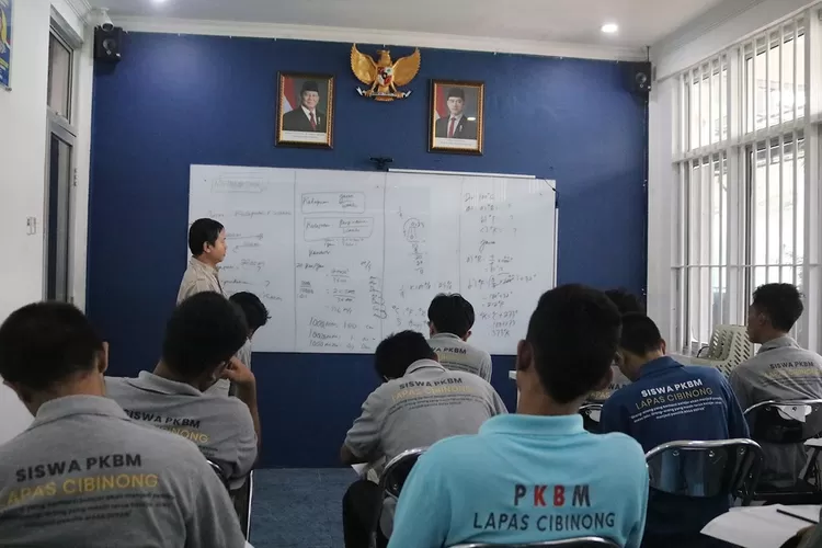 Lapas Cibinong memfasilitasi pelaksanaan Program Pendidikan Kesetaraan melalui Pusat Kegiatan Belajar Masyarakat (PKBM) bagi warga binaan, Selasa (7/10). (Lapas Cibinong)