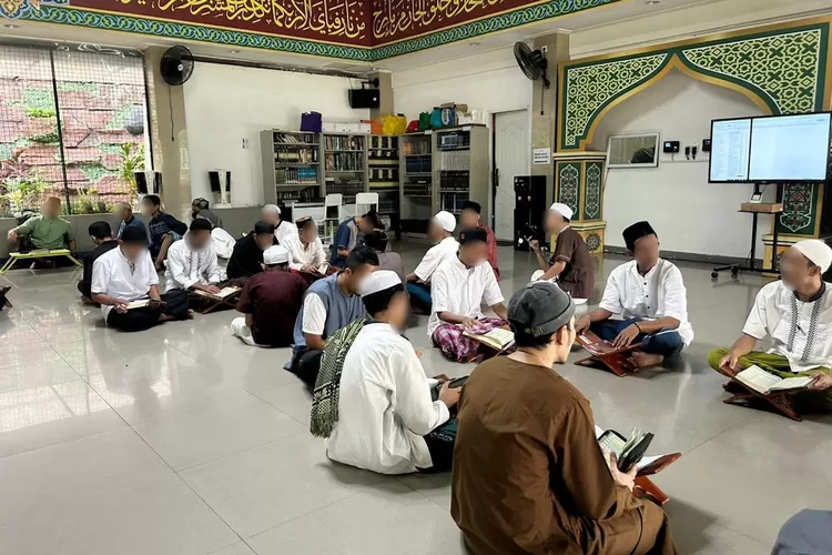 Warga binaan Lapas Cibinong mengikuti kegiatan tahfiz Alquran sebagai bagian dari program pembinaan islami, Senin (6/10). (Lapas Cibinong)