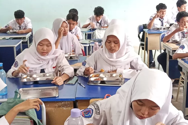 Siswa SMPN 25 Depok ketika menyantap MBG. Pihak sekolah telah memperketat pengawasan MBG.  (ANDIKA EKA/RADAR DEPOK)